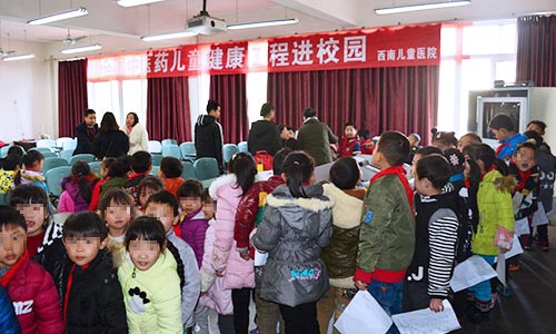 “一路童行?健康普查进校园”行动走进江油市第二小学